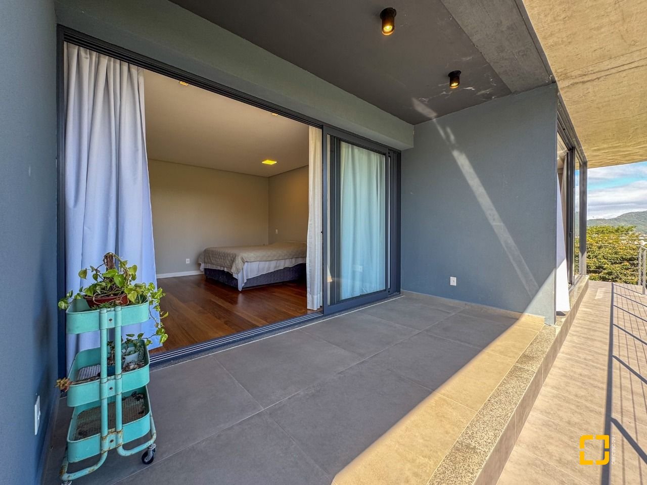 Casa de Condomínio com 492m², 5 quartos (sendo 5 suítes), 4 garagens, no bairro Campeche em Florianópolis
