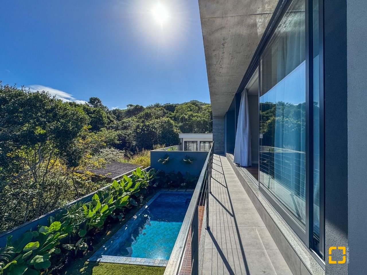 Casa de Condomínio com 492m², 5 quartos (sendo 5 suítes), 4 garagens, no bairro Campeche em Florianópolis