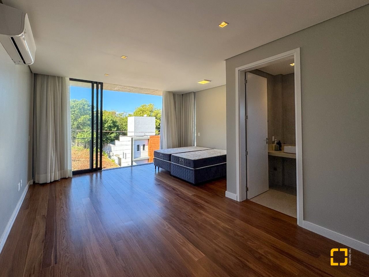 Casa de Condomínio com 492m², 5 quartos (sendo 5 suítes), 4 garagens, no bairro Campeche em Florianópolis