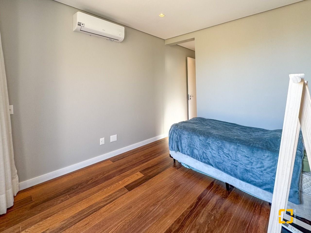 Casa de Condomínio com 492m², 5 quartos (sendo 5 suítes), 4 garagens, no bairro Campeche em Florianópolis
