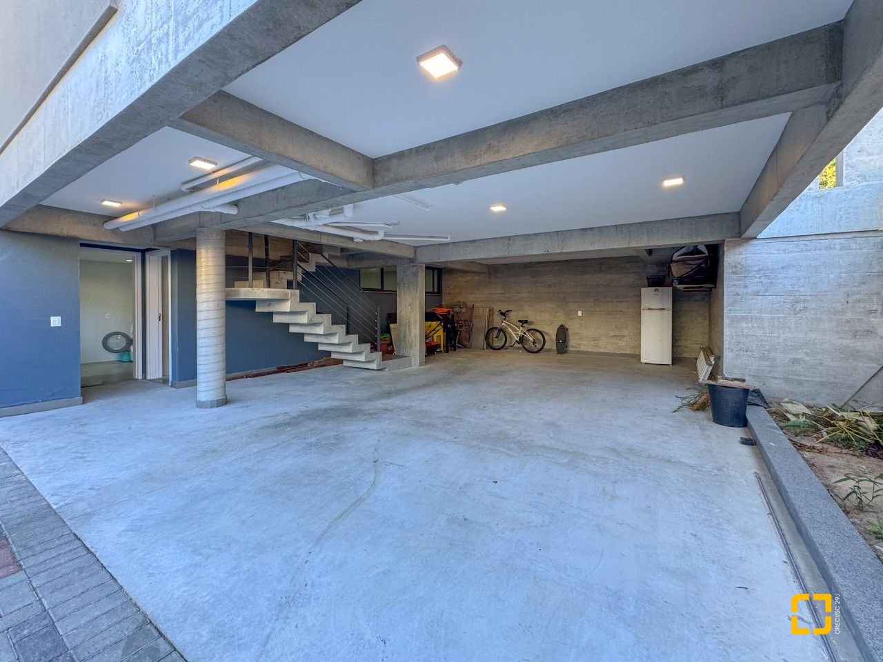 Casa de Condomínio com 492m², 5 quartos (sendo 5 suítes), 4 garagens, no bairro Campeche em Florianópolis