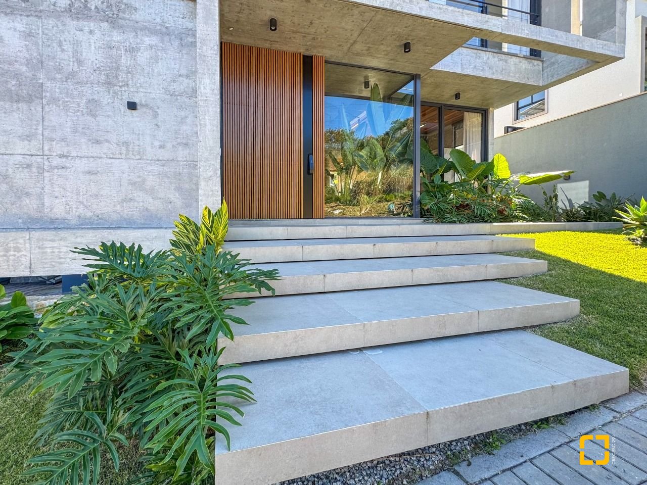 Casa de Condomínio com 492m², 5 quartos (sendo 5 suítes), 4 garagens, no bairro Campeche em Florianópolis