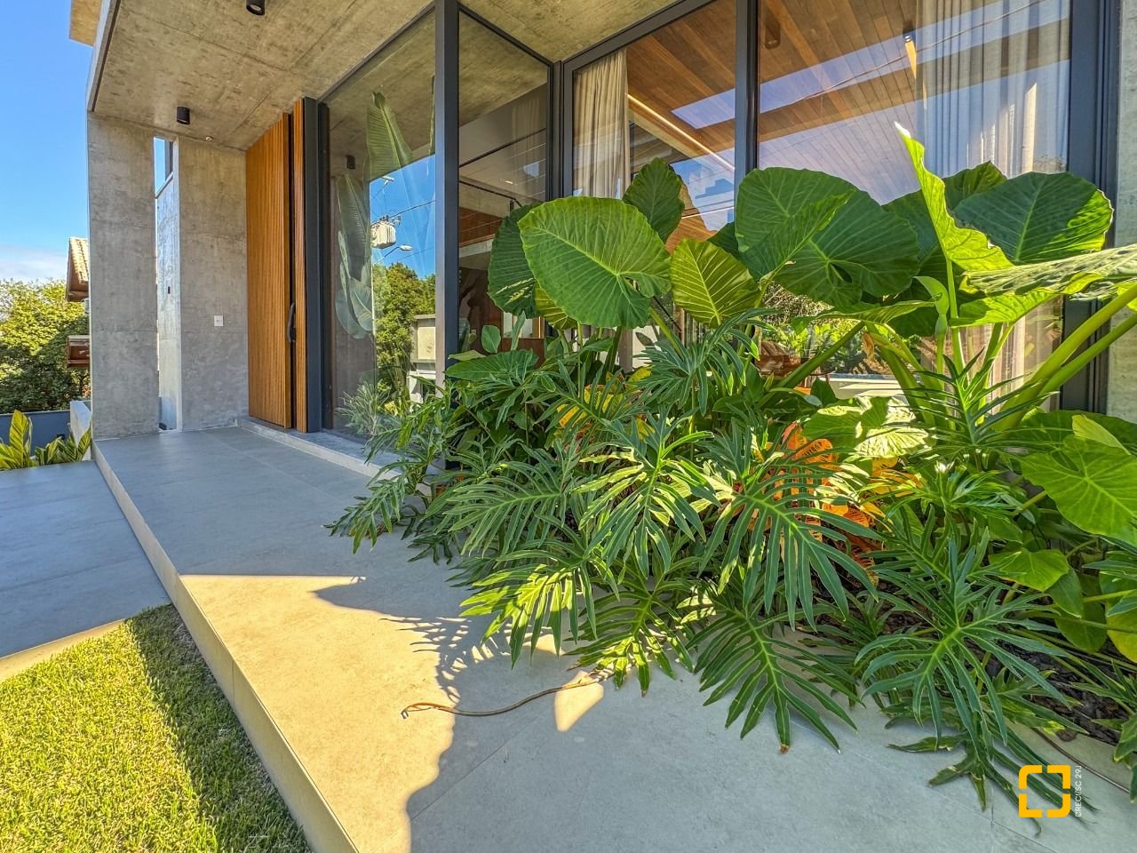 Casa de Condomínio com 492m², 5 quartos (sendo 5 suítes), 4 garagens, no bairro Campeche em Florianópolis