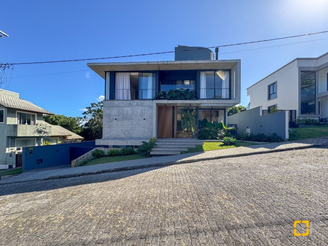 Casa de Condomínio com 492m², 5 quartos (sendo 5 suítes), 4 garagens, no bairro Campeche em Florianópolis