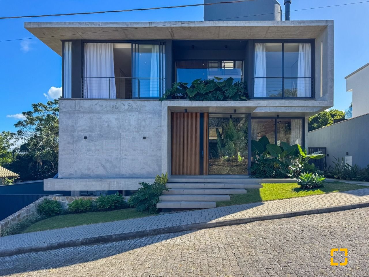 Casa de Condomínio com 492m², 5 quartos (sendo 5 suítes), 4 garagens, no bairro Campeche em Florianópolis