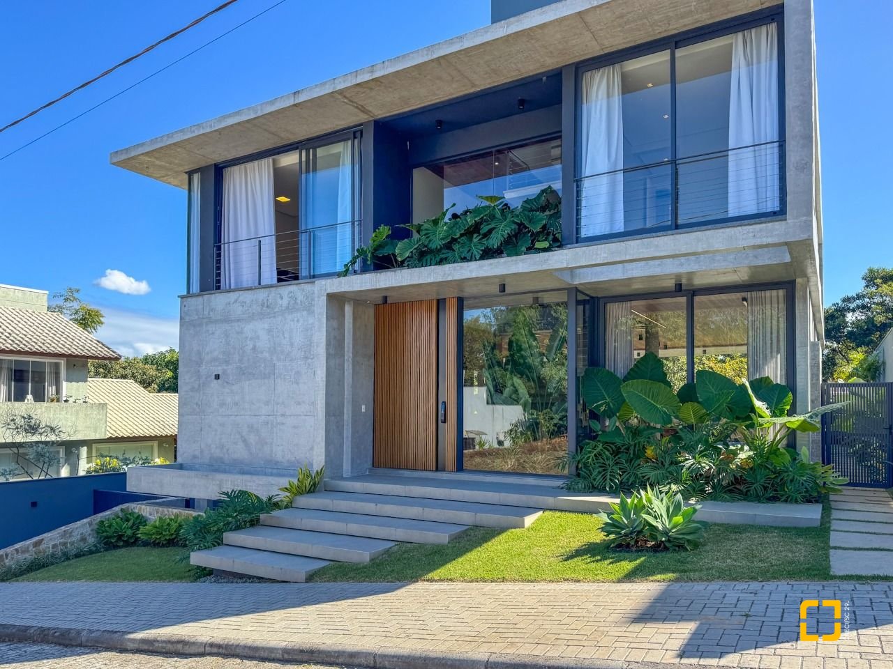 Casa de Condomínio com 492m², 5 quartos (sendo 5 suítes), 4 garagens, no bairro Campeche em Florianópolis