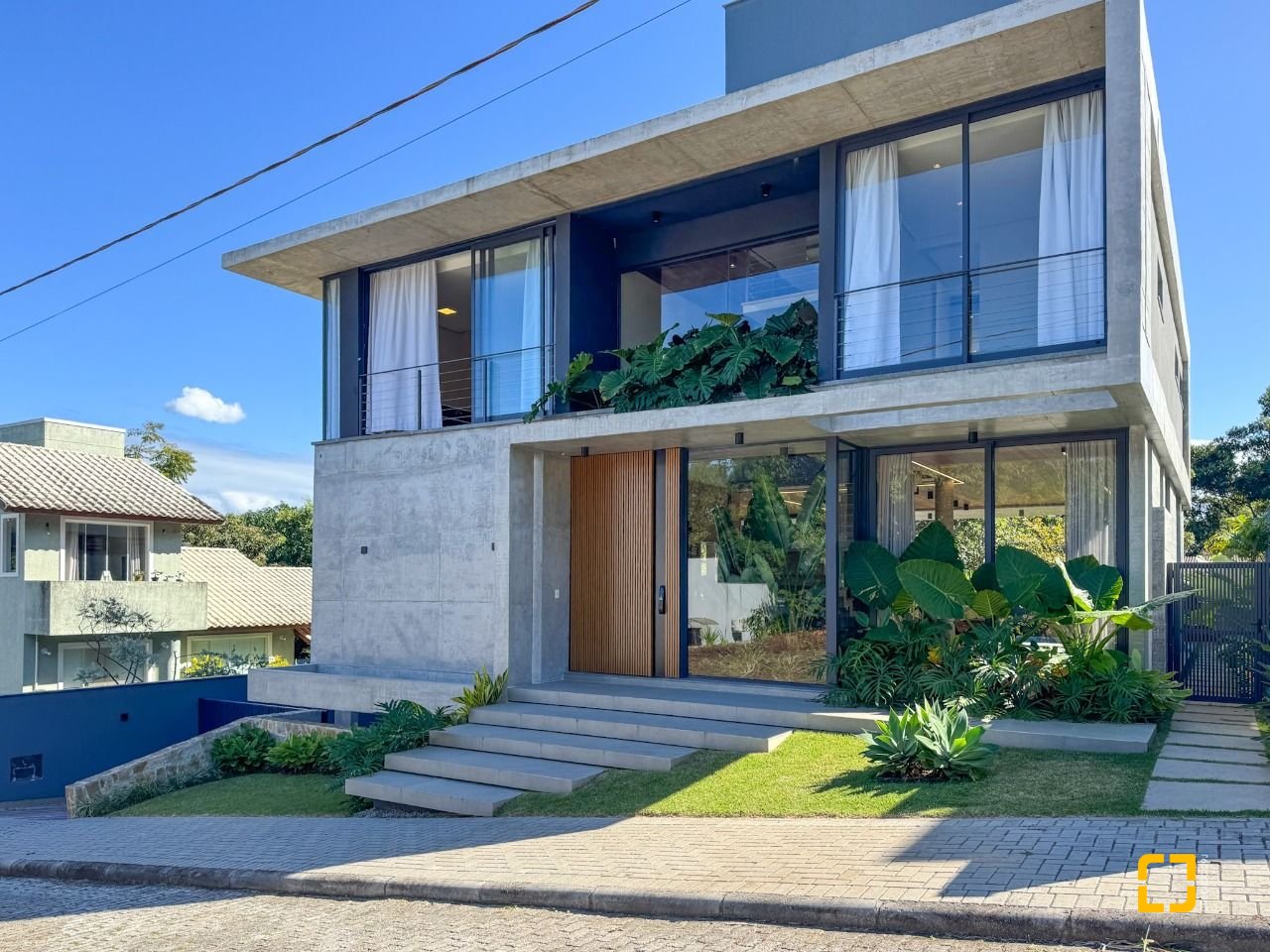 Casa de Condomínio com 492m², 5 quartos (sendo 5 suítes), 4 garagens, no bairro Campeche em Florianópolis