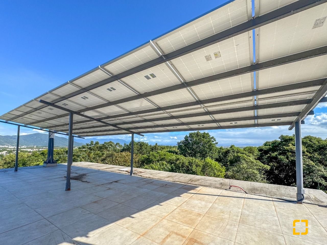 Casa de Condomínio com 492m², 5 quartos (sendo 5 suítes), 4 garagens, no bairro Campeche em Florianópolis