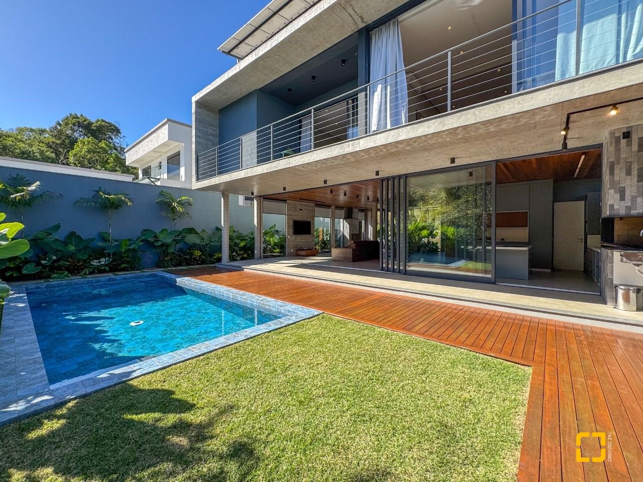Casa de Condomínio com 492m², 5 quartos (sendo 5 suítes), 4 garagens, no bairro Campeche em Florianópolis
