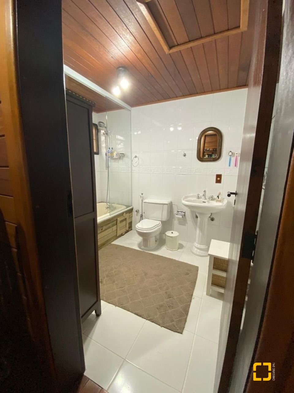 Casa de Condomínio com 200m², 4 quartos (sendo 1 suíte), 2 garagens, no bairro Cacupé em Florianópolis