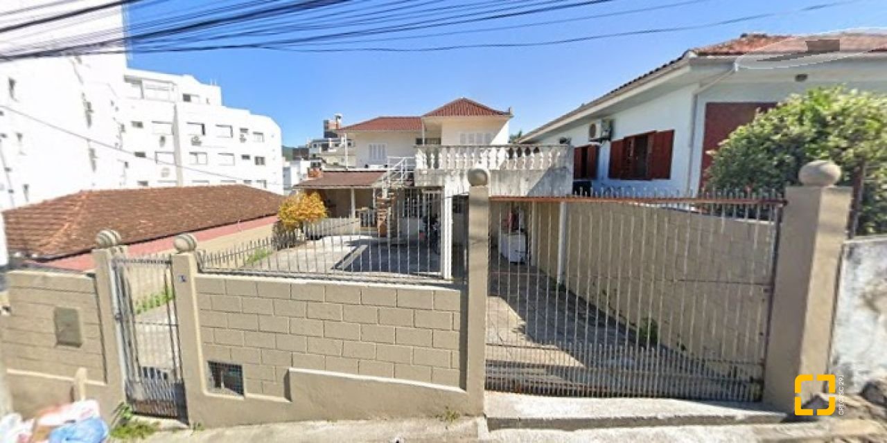 Casa com 153m², 7 quartos (sendo 2 suítes), 4 garagens, no bairro Trindade em Florianópolis