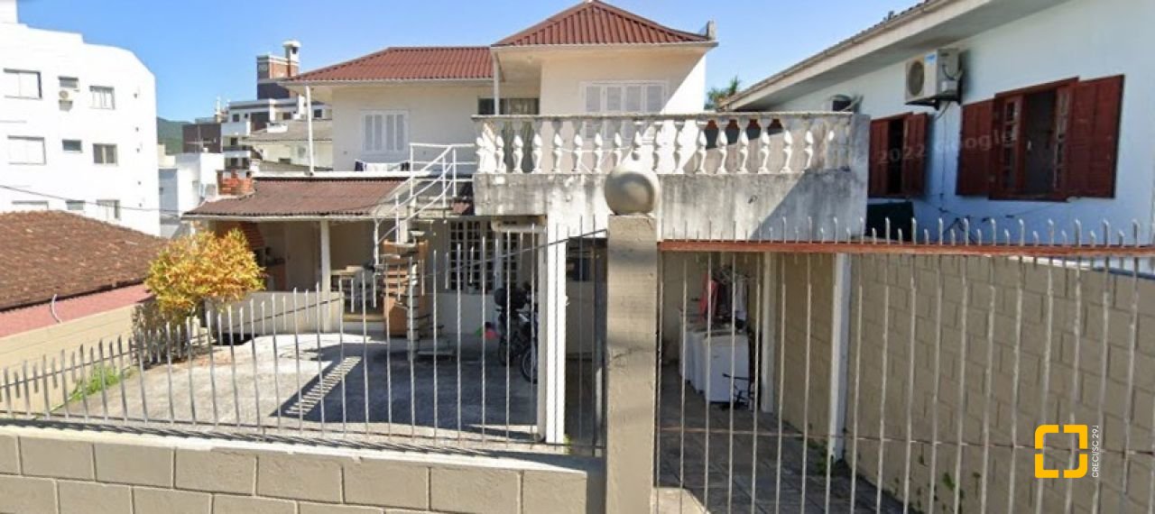 Casa com 153m², 7 quartos (sendo 2 suítes), 4 garagens, no bairro Trindade em Florianópolis