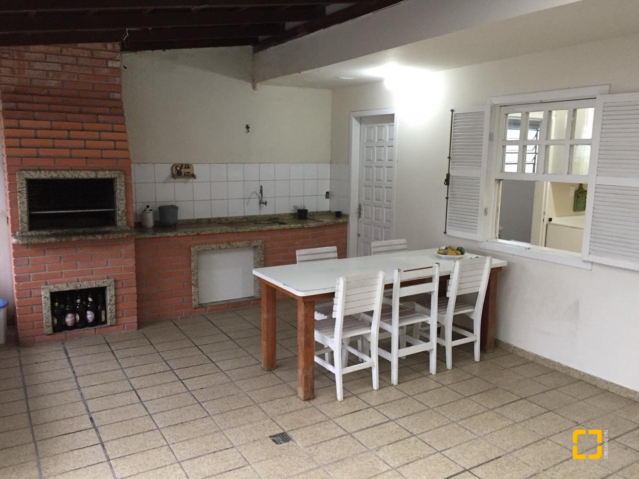 Casa com 153m², 7 quartos (sendo 2 suítes), 4 garagens, no bairro Trindade em Florianópolis