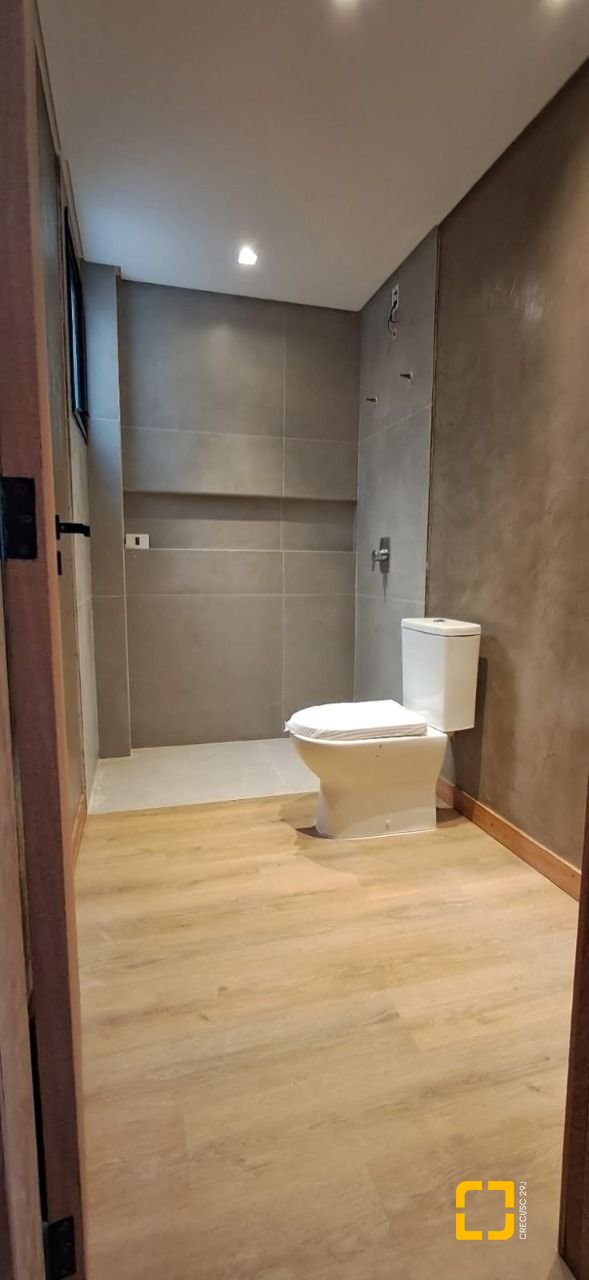 Casa com 126m², 4 quartos (sendo 1 suíte), 2 garagens, no bairro Campeche em Florianópolis