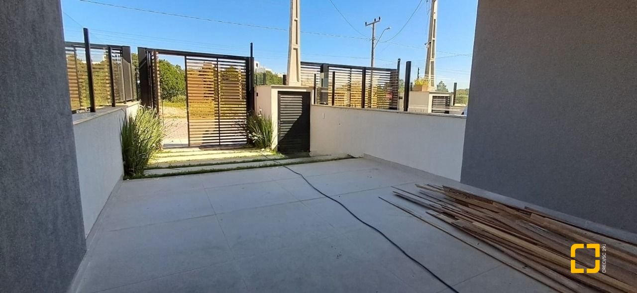 Casa com 126m², 4 quartos (sendo 1 suíte), 2 garagens, no bairro Campeche em Florianópolis
