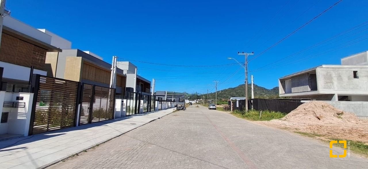 Casa com 126m², 4 quartos (sendo 1 suíte), 2 garagens, no bairro Campeche em Florianópolis