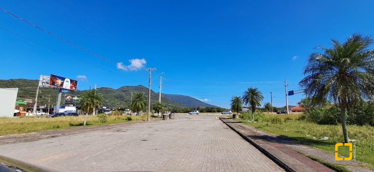Casa com 126m², 4 quartos (sendo 1 suíte), 2 garagens, no bairro Campeche em Florianópolis