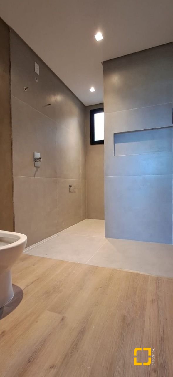Casa com 166m², 4 quartos (sendo 1 suíte), 2 garagens, no bairro Campeche em Florianópolis