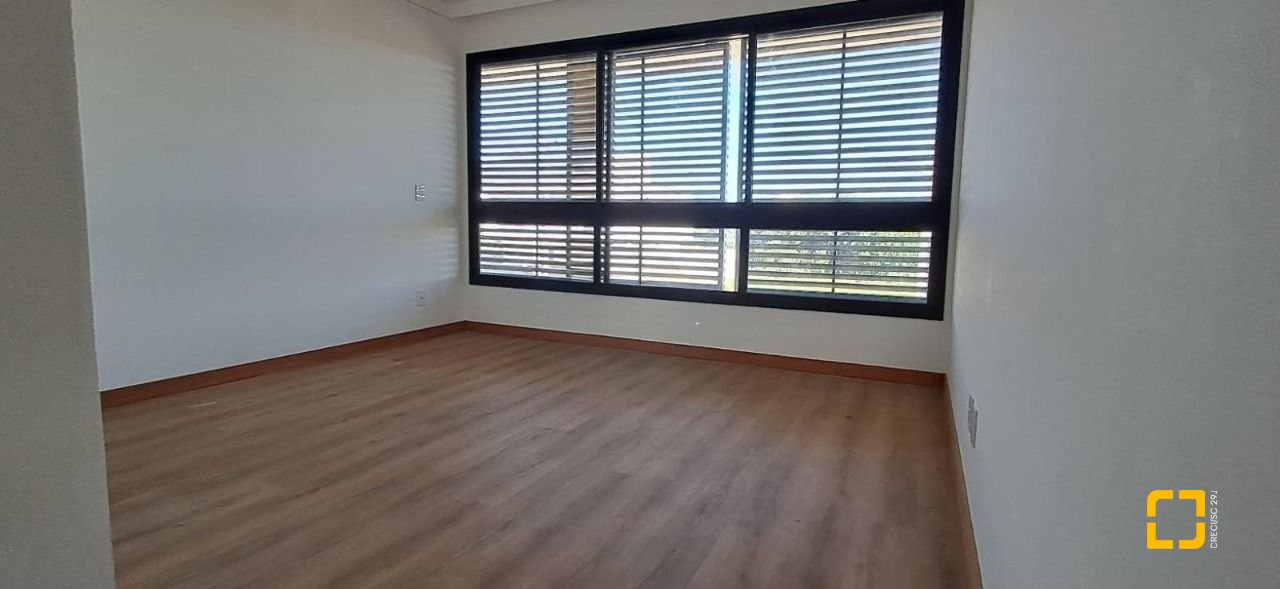 Casa com 166m², 4 quartos (sendo 1 suíte), 2 garagens, no bairro Campeche em Florianópolis