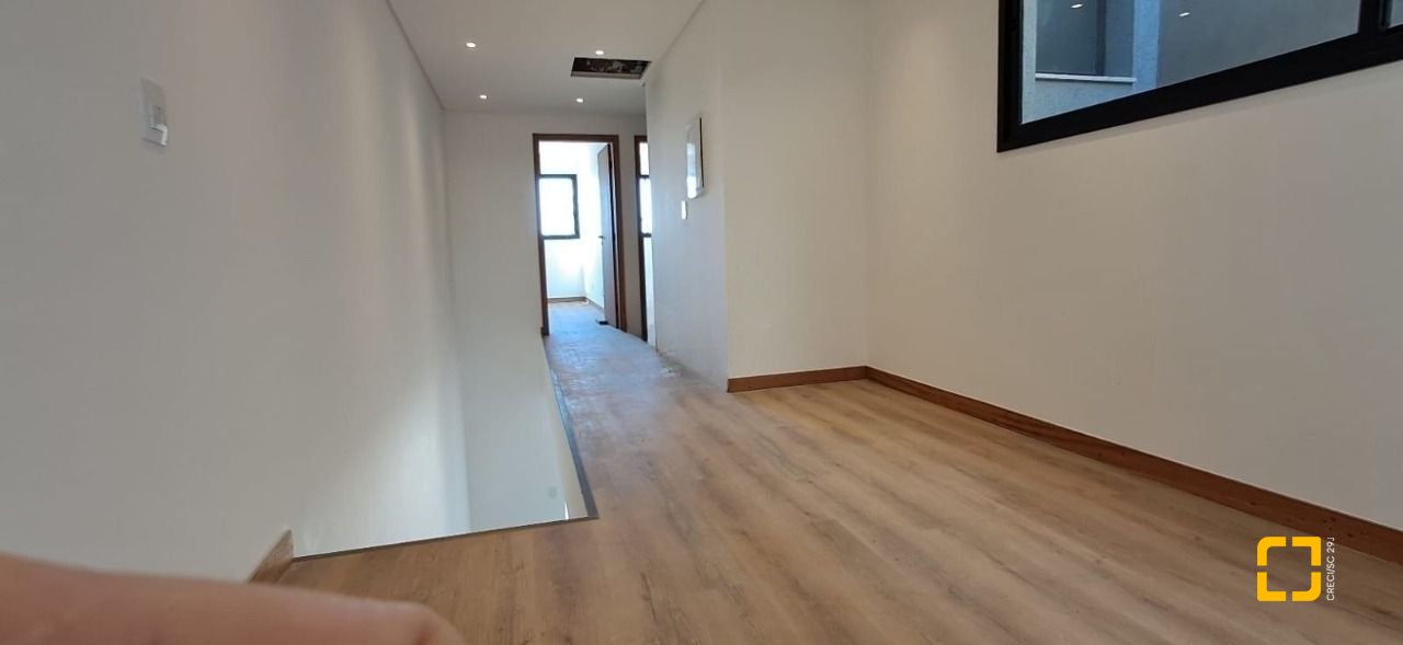 Casa com 166m², 4 quartos (sendo 1 suíte), 2 garagens, no bairro Campeche em Florianópolis