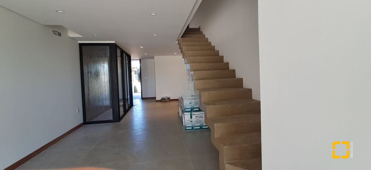 Casa com 166m², 4 quartos (sendo 1 suíte), 2 garagens, no bairro Campeche em Florianópolis