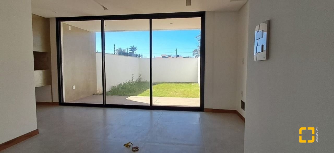 Casa com 166m², 4 quartos (sendo 1 suíte), 2 garagens, no bairro Campeche em Florianópolis