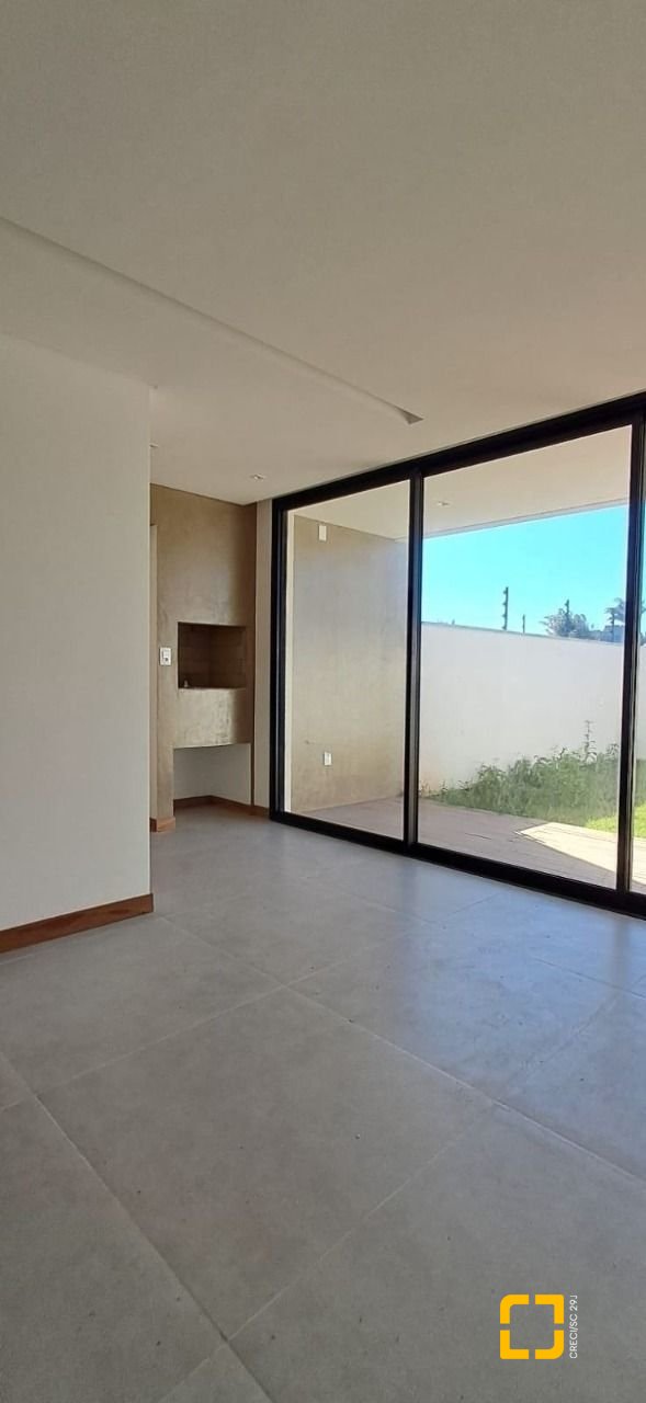 Casa com 166m², 4 quartos (sendo 1 suíte), 2 garagens, no bairro Campeche em Florianópolis