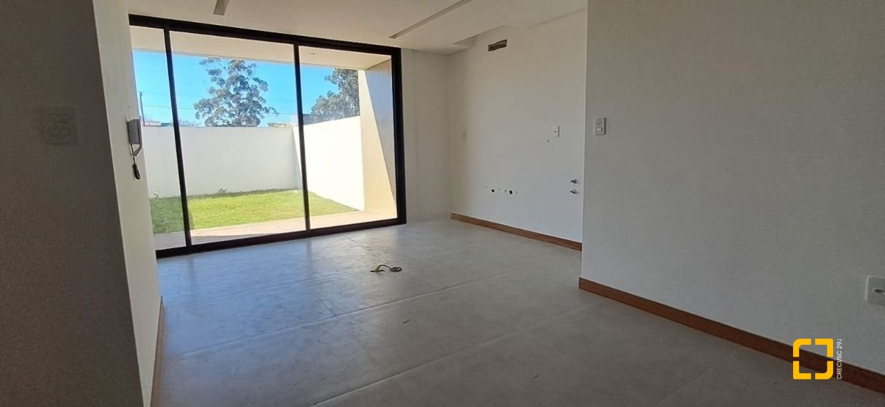 Casa com 166m², 4 quartos (sendo 1 suíte), 2 garagens, no bairro Campeche em Florianópolis