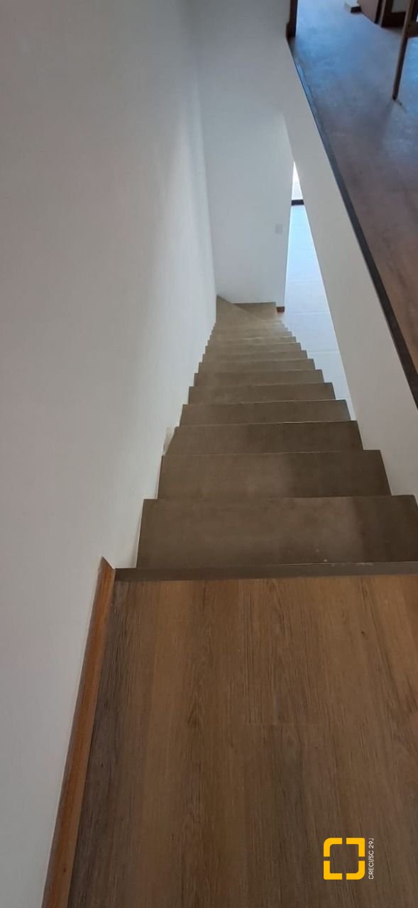 Casa com 166m², 4 quartos (sendo 1 suíte), 2 garagens, no bairro Campeche em Florianópolis