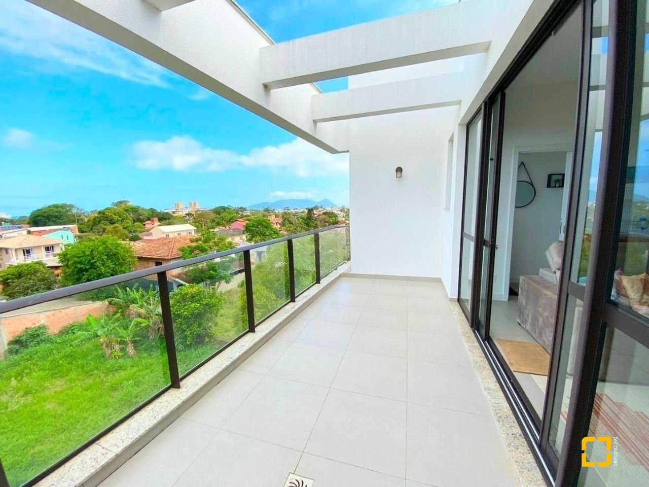 Cobertura com 151m², 2 quartos (sendo 2 suítes), 2 garagens, no bairro Campeche em Florianópolis
