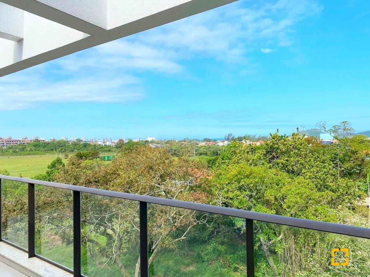 Cobertura com 151m², 2 quartos (sendo 2 suítes), 2 garagens, no bairro Campeche em Florianópolis