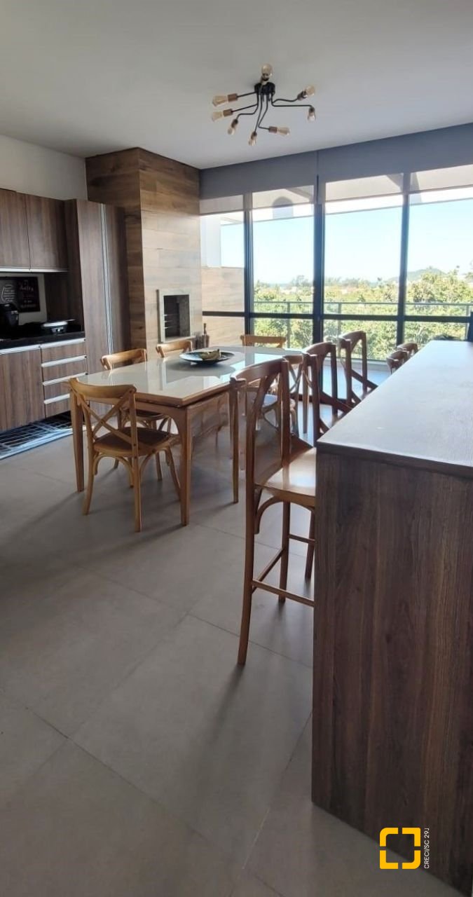 Cobertura com 151m², 2 quartos (sendo 2 suítes), 2 garagens, no bairro Campeche em Florianópolis