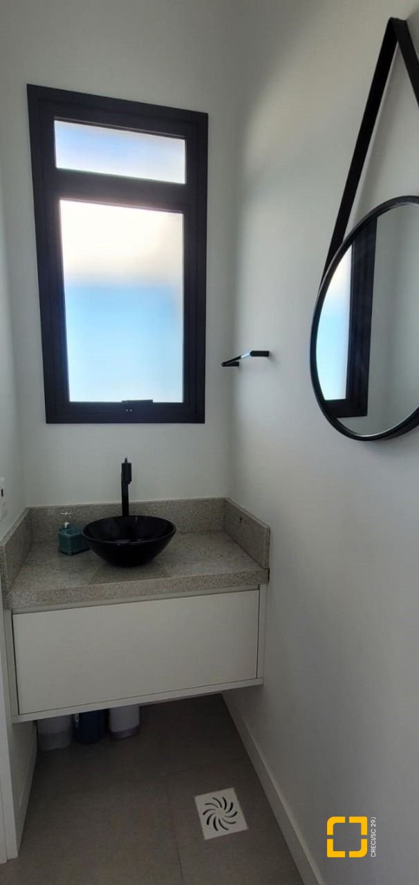 Cobertura com 151m², 2 quartos (sendo 2 suítes), 2 garagens, no bairro Campeche em Florianópolis