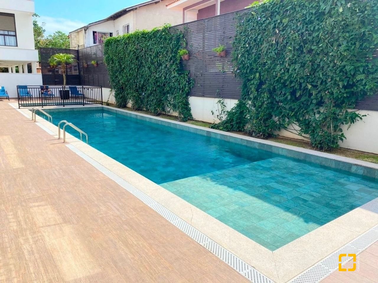 Cobertura com 151m², 2 quartos (sendo 2 suítes), 2 garagens, no bairro Campeche em Florianópolis