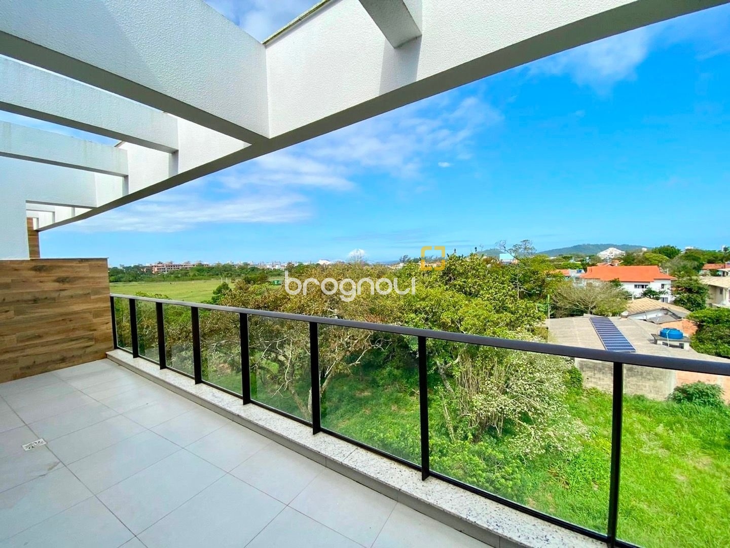 Cobertura com 151m², 2 quartos (sendo 2 suítes), 2 garagens, no bairro Campeche em Florianópolis