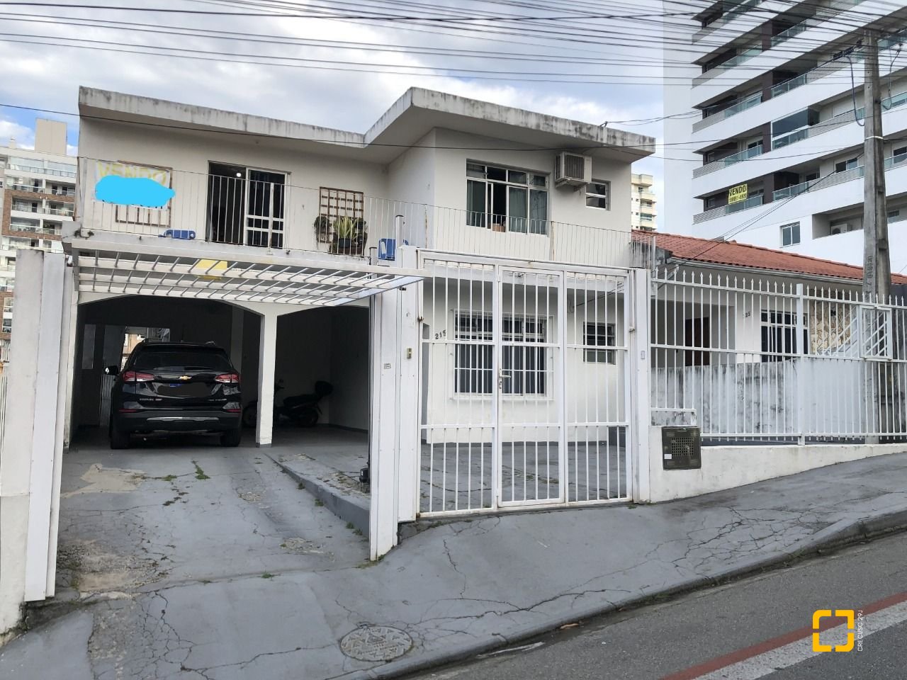 Casa com 259m², 6 quartos (sendo 2 suítes), 5 garagens, no bairro Barreiros em São José