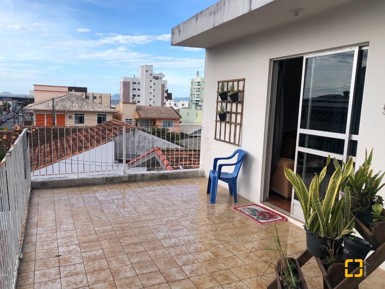 Casa com 259m², 6 quartos (sendo 2 suítes), 5 garagens, no bairro Barreiros em São José
