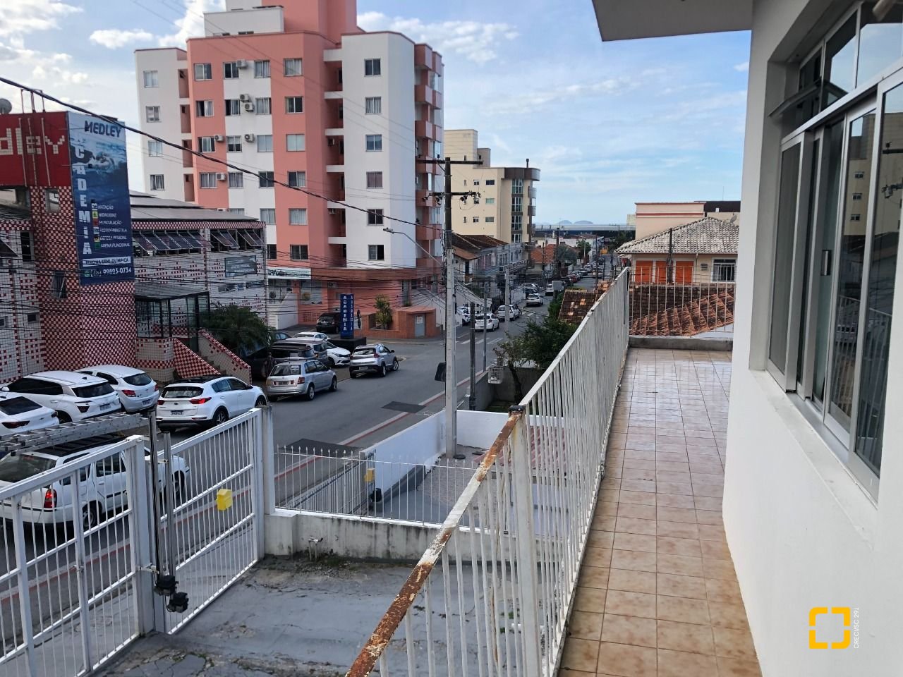 Casa com 259m², 6 quartos (sendo 2 suítes), 5 garagens, no bairro Barreiros em São José