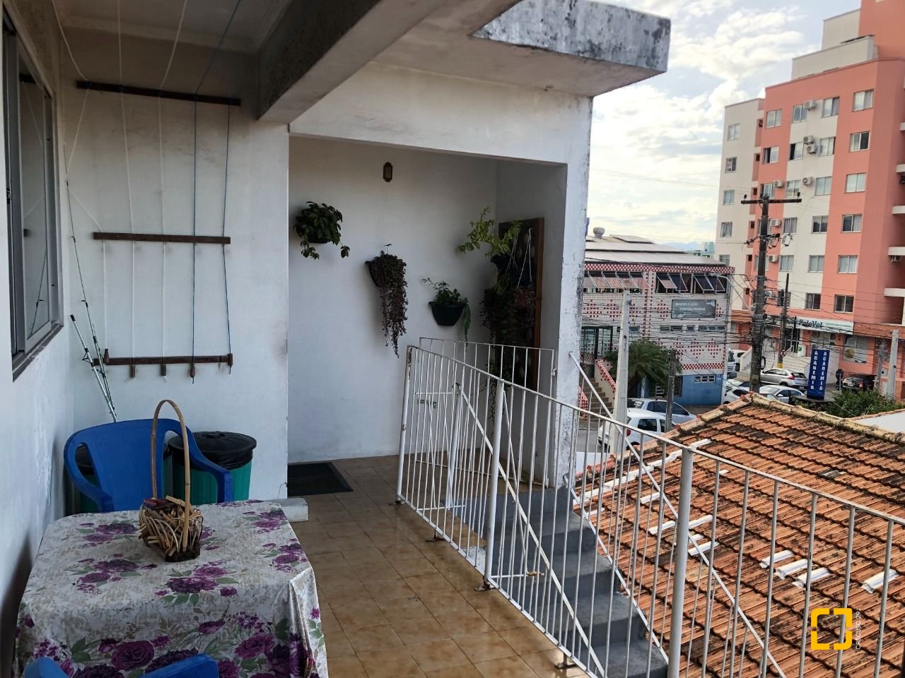 Casa com 259m², 6 quartos (sendo 2 suítes), 5 garagens, no bairro Barreiros em São José