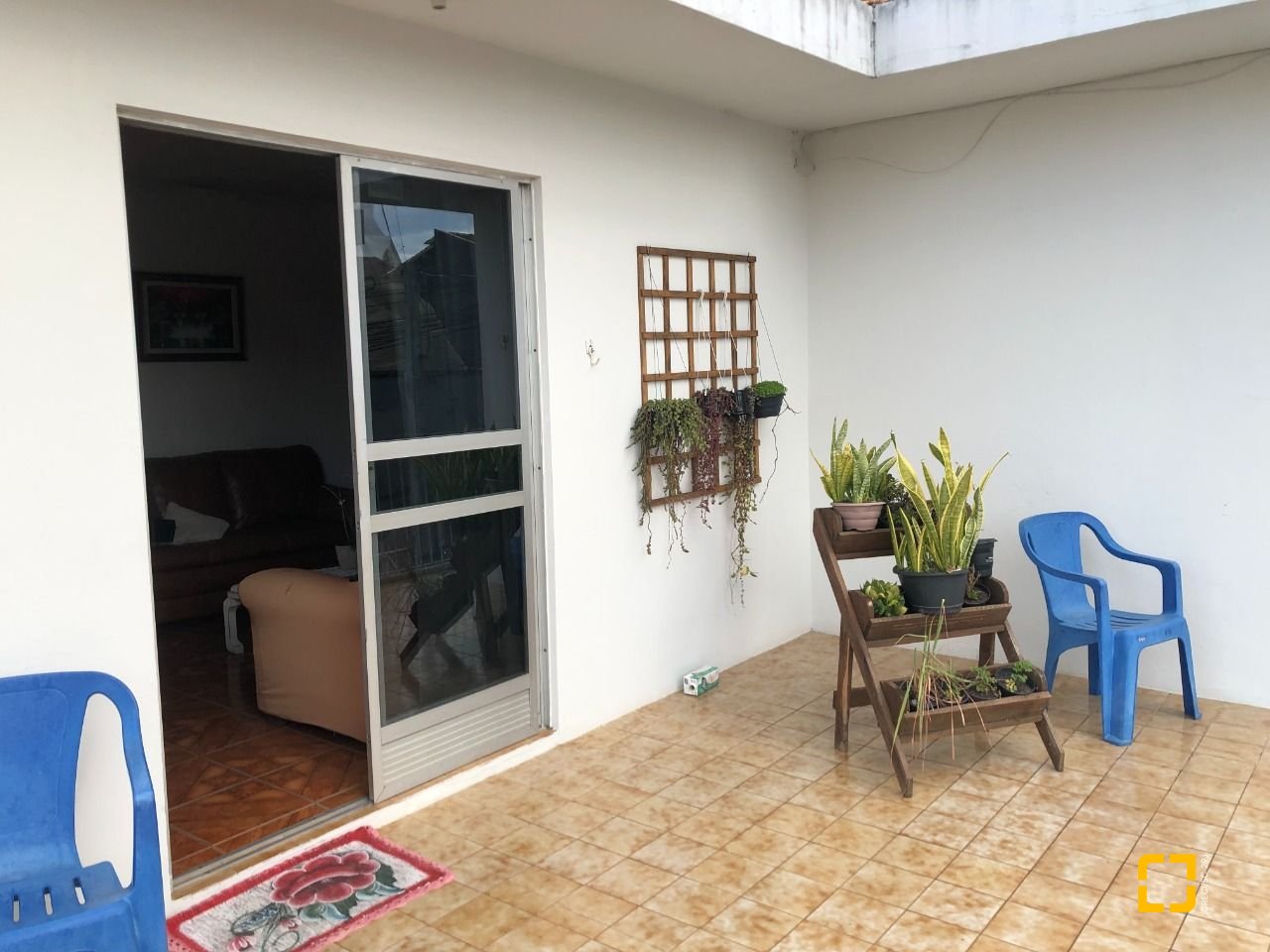 Casa com 259m², 6 quartos (sendo 2 suítes), 5 garagens, no bairro Barreiros em São José