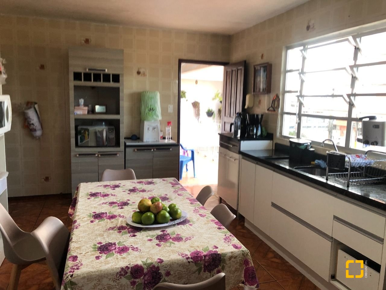 Casa com 259m², 6 quartos (sendo 2 suítes), 5 garagens, no bairro Barreiros em São José