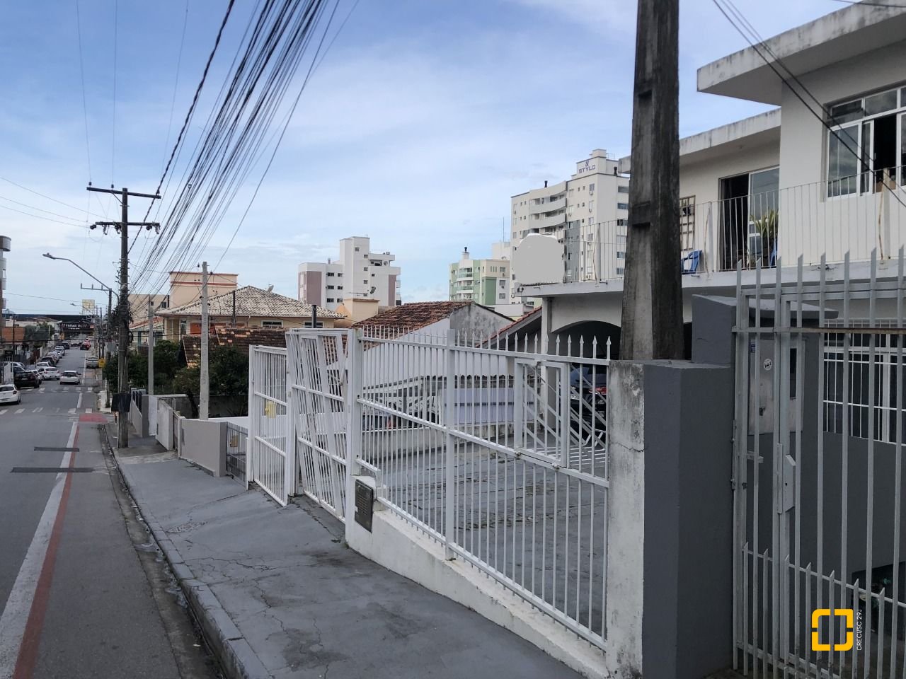 Casa com 259m², 6 quartos (sendo 2 suítes), 5 garagens, no bairro Barreiros em São José