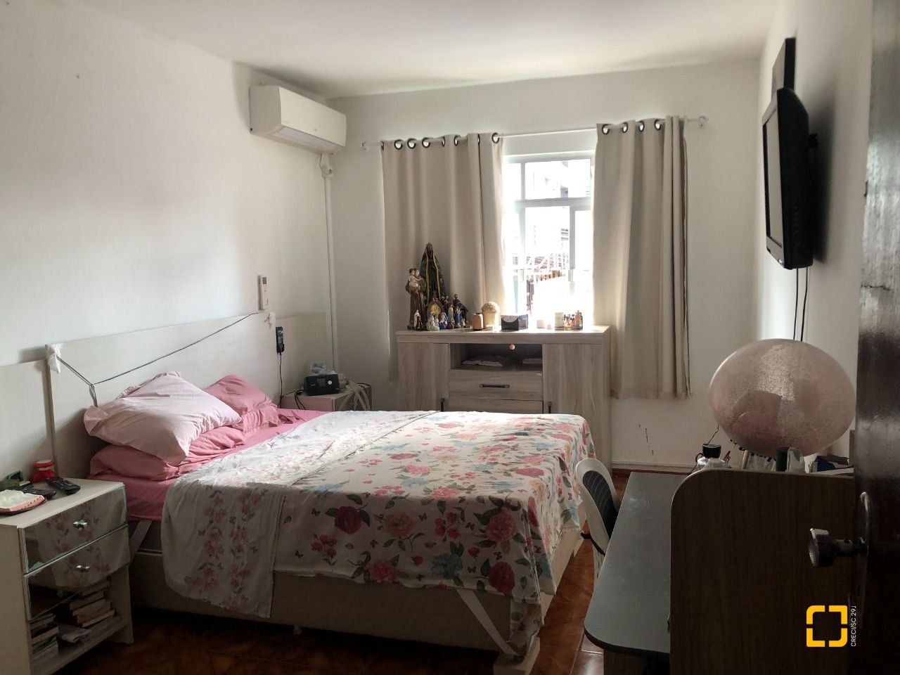 Casa com 259m², 6 quartos (sendo 2 suítes), 5 garagens, no bairro Barreiros em São José