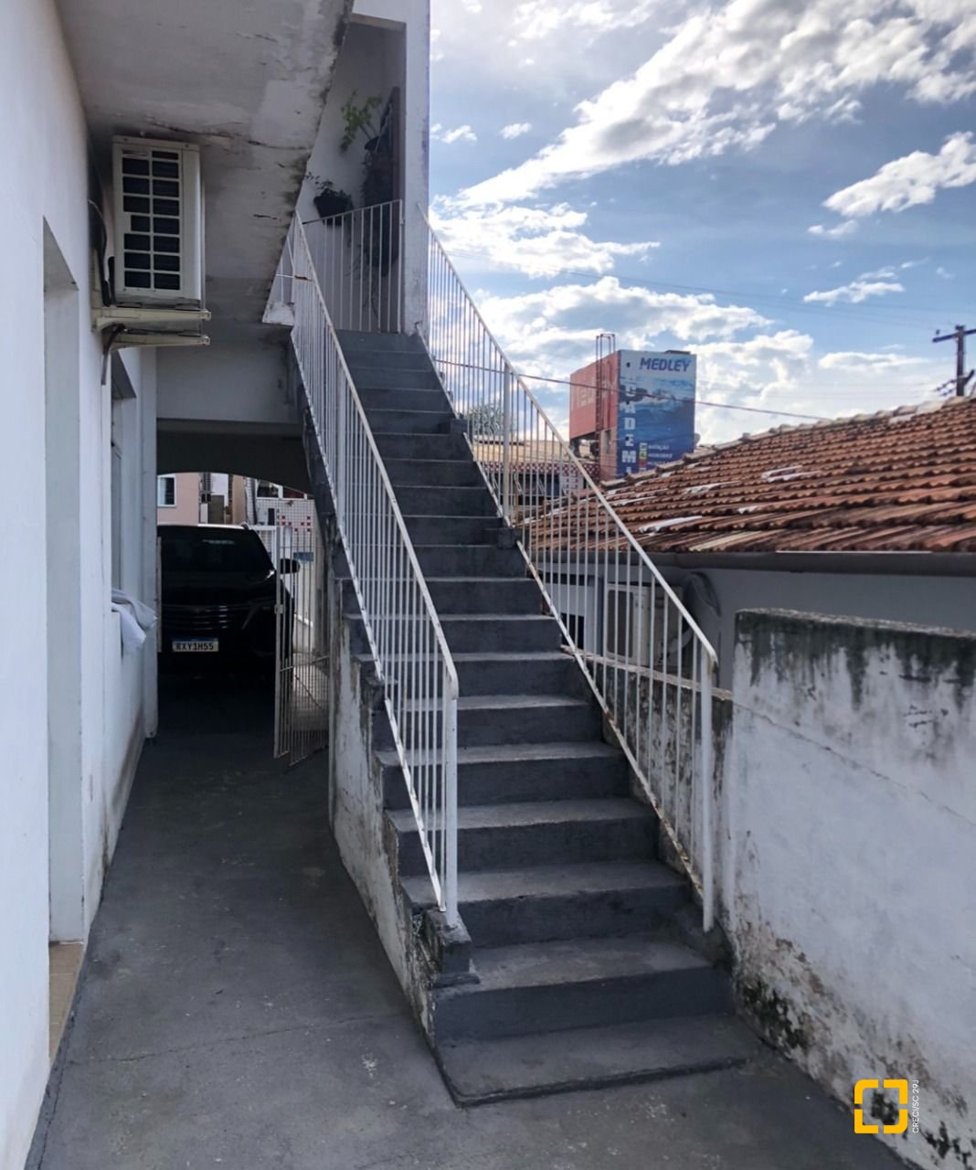 Casa com 259m², 6 quartos (sendo 2 suítes), 5 garagens, no bairro Barreiros em São José