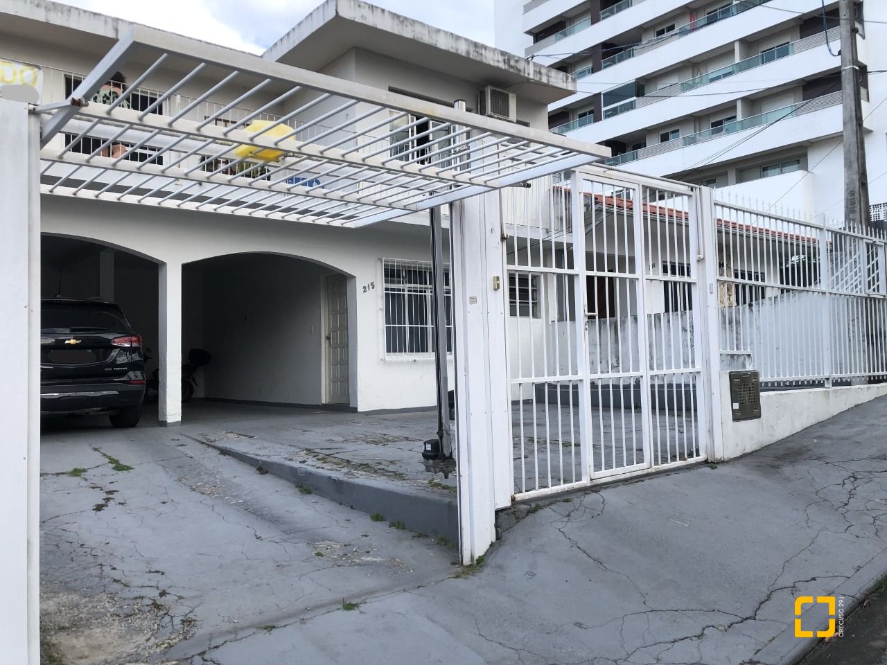 Casa com 259m², 6 quartos (sendo 2 suítes), 5 garagens, no bairro Barreiros em São José