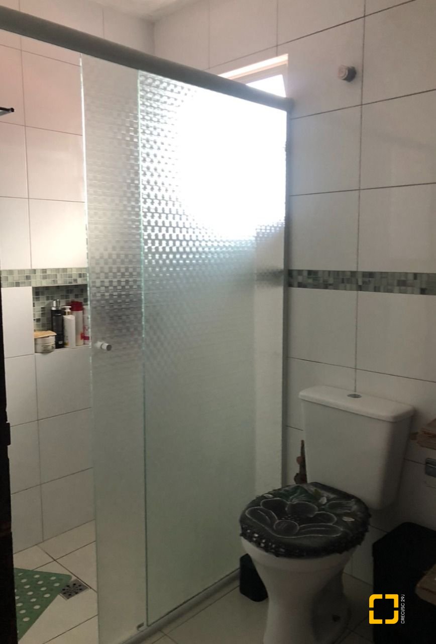 Casa com 259m², 6 quartos (sendo 2 suítes), 5 garagens, no bairro Barreiros em São José