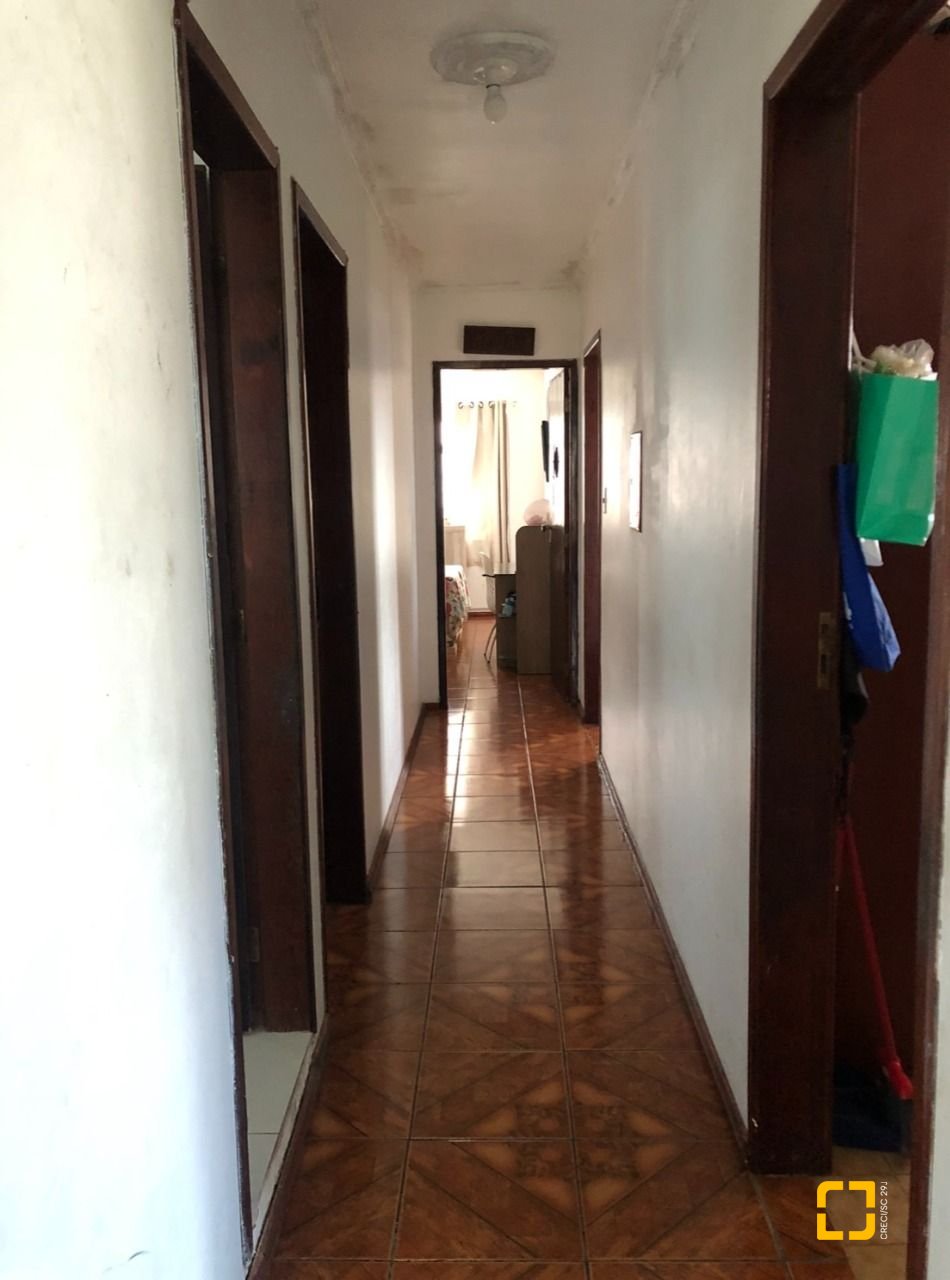 Casa com 259m², 6 quartos (sendo 2 suítes), 5 garagens, no bairro Barreiros em São José