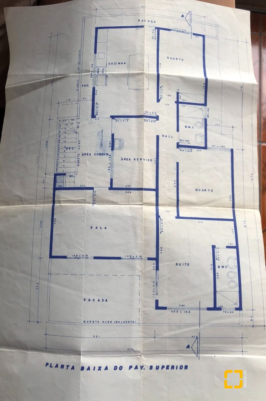 Casa com 259m², 6 quartos (sendo 2 suítes), 5 garagens, no bairro Barreiros em São José