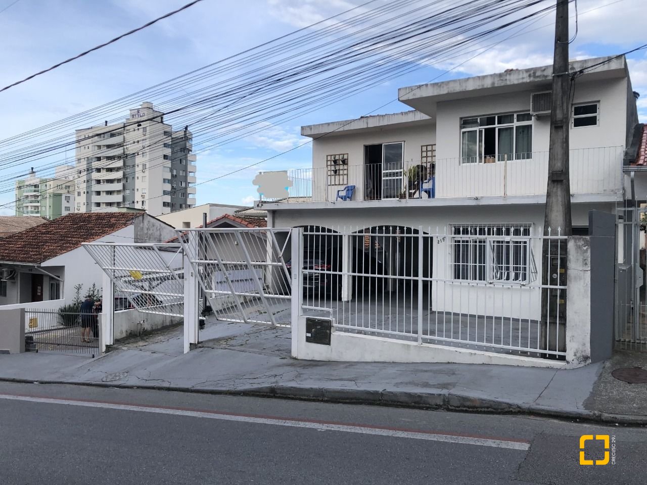 Casa com 259m², 6 quartos (sendo 2 suítes), 5 garagens, no bairro Barreiros em São José