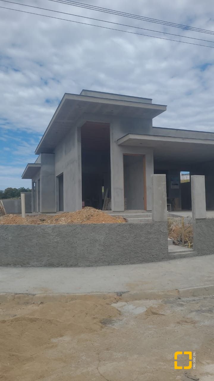 Casa com 113m², 3 quartos (sendo 1 suíte), 2 garagens, no bairro Forquilhas em São José
